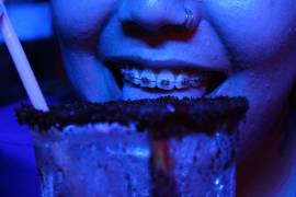 Fotografías que develan la vida nocturna de la comunidad LGTB+ en Nuevo León y que principalmente honran su diversidad, su resistencia y lucha, comprenden la exposición “Memorias del Noa Noa” que se inauguró en la ciudad de Monterrey.