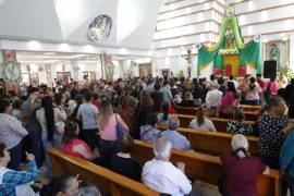 La fe de los asistentes se refleja en sus gestos durante la misa; algunos permanecen de rodillas, otros con lágrimas en los ojos, cumpliendo con devoción sus mandas.