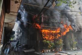 Vecinos intentan apagar las llamas en un hotel en Nueva Delhi, India, el miércoles 3 de junio de 2026.