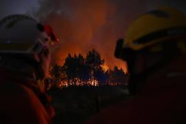 Bomberos luchan contra las llamas en Lanton, durante un enorme incendio en el sur de Francia, el 28 de julio de 2026.
