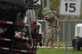 En el lugar se observó a personal militar con uniformes y el parche de la Guardia Nacional de Texas en el Centro de Reserva del Ejército de Estados Unidos en Elwood, a 88 kilómetros (55 millas) al suroeste de Chicago. FOTO: