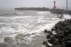 Olas de gran tamaño rompen en la costa antes de la llegada de un tifón a la ciudad de Futtsu, en la prefectura de Chiba, cerca de Tokio, Japón, el 27 de junio de 2026.