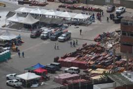 Personal forense clasifica los cuerpos de las víctimas de los terremotos, el sábado 4 de julio de 2026, en el puerto de La Guaira, Venezuela.