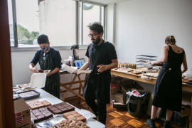 Dos artistas en quiebra abrieron una panadería en casa y es un éxito pandémico