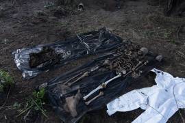 Las buscadoras informaron que detectaron playeras tipo polo, pantalones, sudaderas, shorts, botas y artículos personales que podrían ayudar en la identificación de los restos.