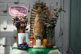 Un pañuelo verde y un cartel con un mensaje a favor del aborto adornan un altar en honor de la Virgen María, en las oficinas de Católicas Por el Derecho a Decidir, en Ciudad de México.