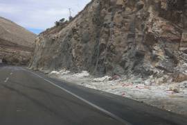 La orilla de la carretera está plagada de restos de basura como envolturas de comida y PET.