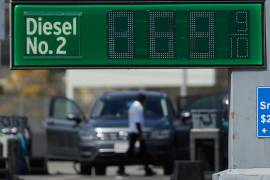 El precio del diésel aparece en un panel de precios de una gasolinera el jueves 10 de septiembre de 2026 en Mill Valley, California.
