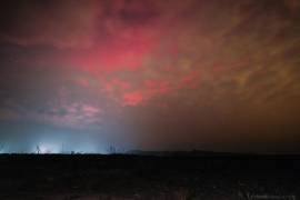 El fotógrafo Daniel Bates compartió su experiencia al capturar imágenes de las auroras, destacando la importancia de la ubicación y la técnica para lograr tomas impresionantes.