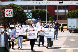 Denuncian trabajadores del INER que los obligan a usar cubrebocas reciclados