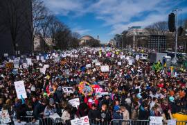 Miles de personas de todo el país se congregan en el corazón político de la capital estadunidense