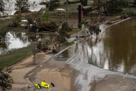 Daños por inundaciones debido a la crecida del río French Broad después del diluvio provocado por el huracán Helene, en el distrito de arte fluvial de Asheville, Carolina del Norte.