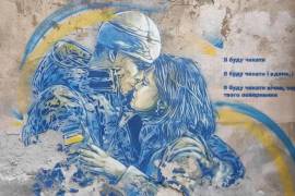 Mural en Leópolis del artista francés Christian Guémy, basado en una fotografía de Andriy Andriyenko para la AP, que muestra la despedida de un guarda fronterizo de su pareja en la estación de ten de Kramatorsk.