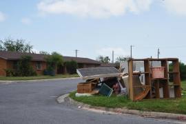 Se observa una pila de muebles en un complejo de viviendas públicas en Port Isabel, Texas, el 13 de abril de 2026.