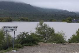 Especialistas de Vida Silvestre y Protección Civil supervisan la colocación de trampas en las inmediaciones de la presa Palo Blanco para capturar a los reptiles.