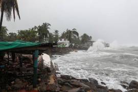 Durante la mañana del lunes, el huracán ‘Simon’ se degradó a categoría 2 en la escala Saffir-Simpson.