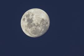 La luna plantea algunos desafíos; no tiene oxígeno en la atmósfera y las temperaturas alcanzan los 120 centígrados de día y los -120 grados centígrados de noche.