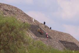 Peritos de la Fiscalía del Estado de México trabajan en la parte alta de la Pirámide de la Luna, ubicada en la Zona Arqueológica, para recabar indicios del tiroteo que dejó como saldo de dos personas muertas, una mujer de origen canadiense y el autor de la balacera. El tirador era un hombre de aproximadamente 30 años quien disparo varias veces en la parte alta de la Pirámide de la Luna. El agresor se suicidó tras verse acorralado por los elementos de la Policía Estatal y Guardia Nacional. En la zona del tiroteo se aseguro un arma, cartuchos y un cuchillo.