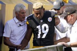 El receptor JuJu Smith-Schuster tuvo que ser asistido para abandonar el partido frente a los Broncos de Denver durante la primera mitad del encuentro.