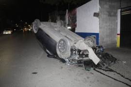 El automóvil, terminó volcado tras el impacto contra un taller y otro coche que permanecía estacionado.