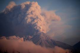 El Volcán de Fuego emite una nube de ceniza, visto desde Palin, Guatemala, el 10 de marzo de 2025.