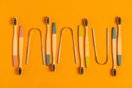 Aunque cepillarse los dientes es indispensable, ignorar la lengua deja atrás millones de bacterias.