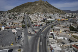 Integrantes del colectivo preparan una exposición de instalación y videoarte para reflexionar sobre las dificultades que enfrentan peatones en Saltillo.