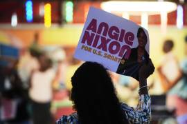 Una partidaria de Angie Nixon, candidata demócrata al Senado de los Estados Unidos, sostiene un cartel durante un acto de campaña en el Little Haiti Cultural Center, el viernes 2 de octubre de 2026, en Miami.