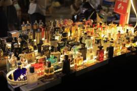 Para los Z, tener un único perfume de firma es una costumbre anticuada. En su lugar, coleccionan frascos de diferentes fragancias para combinarlas. Foto: Hồng Quang (Pexels)