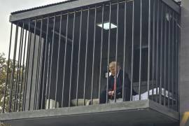Un falso Donald Trump amenazó a los peatones desde el interior de una celda en una de las plazas más transitadas de Teherán ante la mirada de iraníes que reaccionaron con risas e insultos.
