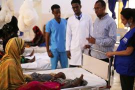 Trabajadores de la salud hablan con una mujer con un hijo desnutrido en el Hospital Infantil en Baidoa, Somalia, el 4 de agosto de 2026.