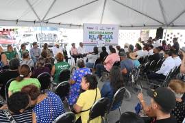 Autoridades municipales y vecinos dieron el banderazo a la reposición de atarjeas y descargas en la calle Oaxaca.