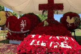 Bajo una carpa blanca y junto a la tumba de un hermano del narco de narcos, Rafael Caro Quintero, cientos de rosas siguen adornando la tumba de Rubén Oseguera Cervantes El Mencho, convertida en un atractivo turístico del cementerio Jardín Recinto de La Paz, en Zapopan, Jalisco.