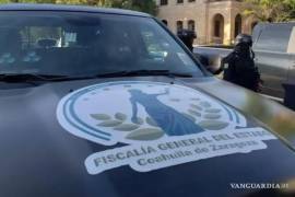 Elementos de seguridad y peritos forenses acudieron al lugar del homicidio en la colonia Ampliación Santa Rosa, en Ciudad Acuña.