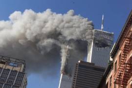 Humo se eleva de las torres gemelas del World Trade Center en llamas tras el impacto de aviones secuestrados el 11 de septiembre de 2001 en la ciudad de Nueva York.