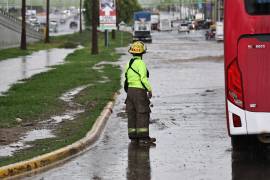 Elementos de Protección Civil mantienen monitoreo en vialidades de Saltillo ante las lluvias registradas este sábado.