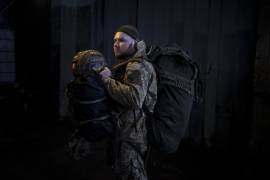Anton Maksymovych, de 24 años se prepara para abandonar una base de combatientes voluntarios en Brovary, a las afueras de Kiev, Ucrania.