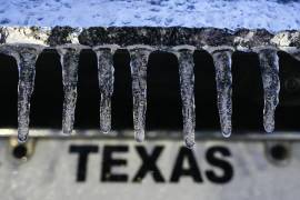 Carámbanos congelados cuelgan de un vehículo durante una helada tormenta invernal en Galveston, Texas.