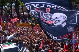 El presidente de Brasil, Luiz Inácio Lula da Silva (i), saluda a simpatizantes en un acto de campaña , en Brasilia, Brasil.