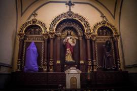 Durante la temporada de Cuaresma la práctica de tapar las imágenes de los santos con telas moradas o violetas.