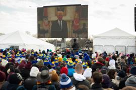 El presidente estadounidense Donald Trump es visto en la pantalla dando un discurso pregrabado, cerca del Monumento a Washington, durante la marcha por la vida en Washington.