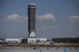 Con la torre de control de tráfico aéreo como telón de fondo, varios obreros trabajan en el Aeropuerto Internacional Felipe Ángeles, el 31 de enero de 2022, en las afueras de Ciudad de México.