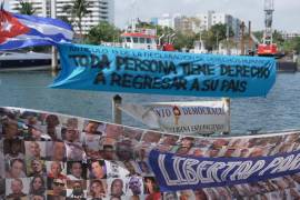 Un cartel con la imagen de presos cubanos, en el Parque Lummus, en Miami.