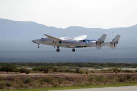 En esta fotografía del domingo 11 de julio de 2021 muestra un avión en el que viajaba el fundador de Virgin Galactic Richard Branson cerca de Truth or Consequences, Nuevo México. AP Foto/Andres Leighton