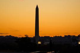 El sol se pone detrás del Monumento a Washington en Washington, D.C.. Los legisladores estadounidenses continúan trabajando para poner fin al cierre del gobierno que hoy cumple su día número 36.