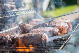Hacer carne asada podría contaminar más que un auto