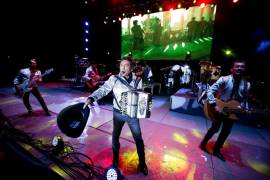 Fernández y Tigres del Norte invitan “dreamers” a su gira