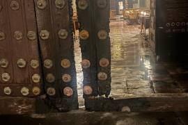 El portón norte de la Catedral de Puebla -recinto colonial que data del siglo XVI- fue incendiado por dos sujetos desconocidos.