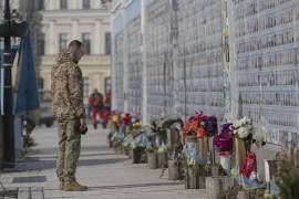 Un militar llora en el Muro Conmemorativo de los Defensores Caídos de Ucrania en la Guerra Ruso-Ucraniana en Kiev, Ucrania, el lunes 24 de febrero de 2025.