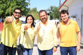 Acude Gerardo García con su familia a votar